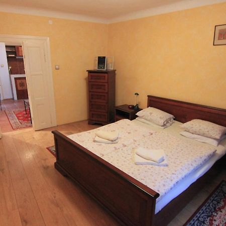Cool 1 Bedroom Prokopska Apartment In Mala Strana Prag Exteriör bild