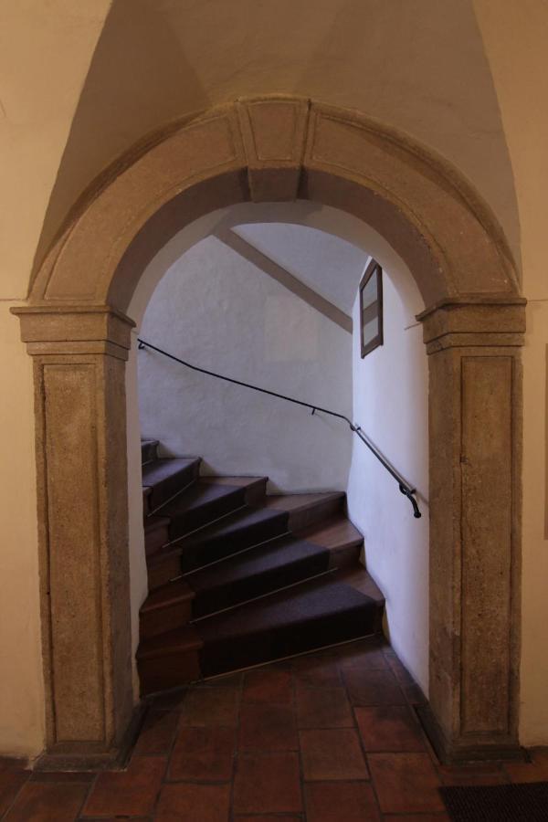 Cool 1 Bedroom Prokopska Apartment In Mala Strana Prag Exteriör bild