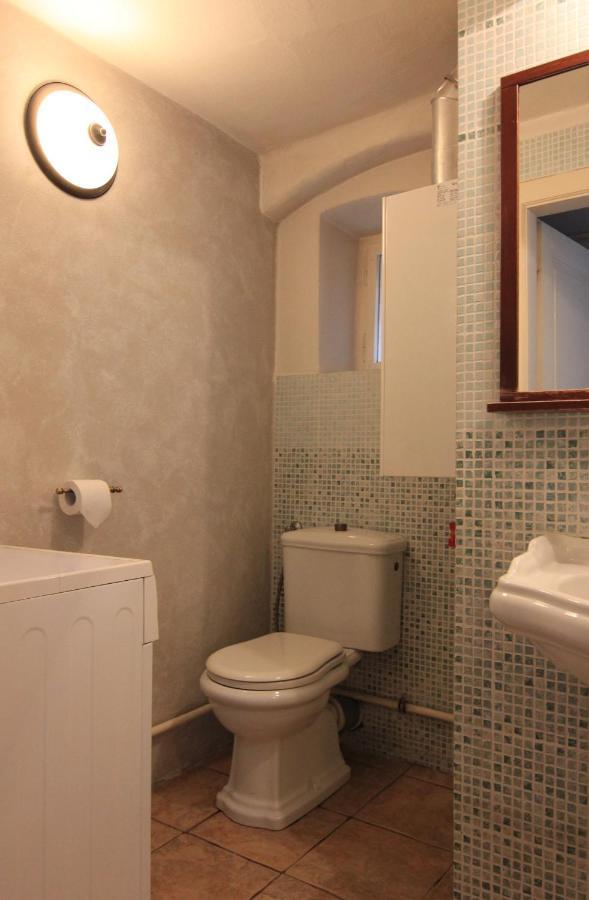 Cool 1 Bedroom Prokopska Apartment In Mala Strana Prag Exteriör bild