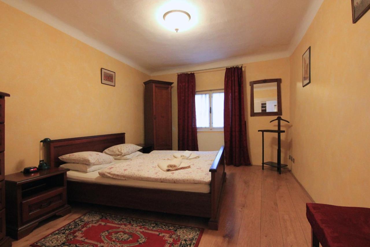Cool 1 Bedroom Prokopska Apartment In Mala Strana Prag Exteriör bild