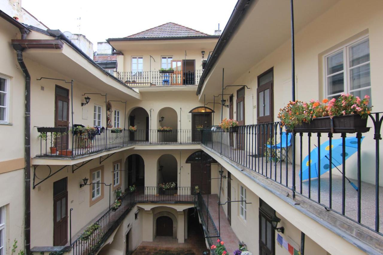 Cool 1 Bedroom Prokopska Apartment In Mala Strana Prag Exteriör bild